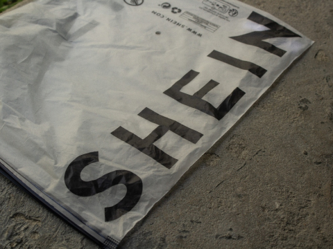 Η Γαλλία επιδιώκει τρίμηνη αναστολή της λειτουργίας της Shein