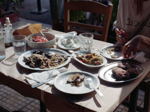 Η γειτονιά με τα καλύτερα κουτούκια παλιάς κοπής στην Αθήνα