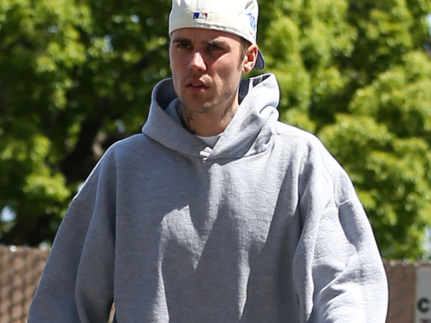 Η στιγμή που ο Τζάστιν Μπίμπερ πετάει μπουκάλι στους παπαράτσι