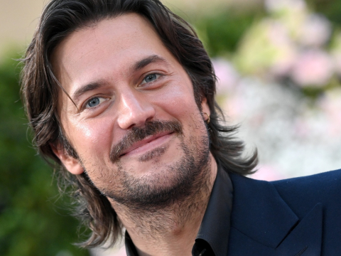 A Murder Uncorked: Όσα ξέρουμε για τη νέα rom-com μυστηρίου με Λούκας Μπράβο και Έμμα Ρόμπερτς