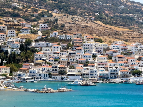 Το νησί με λίμνη και καταρράκτες που δεν θυμίζει σε τίποτα τις Κυκλάδες
