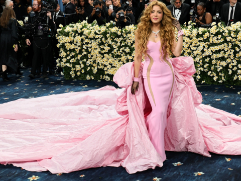Met Gala 2025: Η Σακίρα έραβε το φόρεμά της (κυριολεκτικά) μέχρι τελευταία στιγμή - Το βίντεο μέσα από τη λιμουζίνα που τη μετέφερε