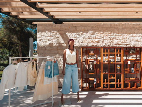 Η νέα συλλογή SS25 της Stradivarius είναι ένα καλλιτεχνικό αφιέρωμα στην ομορφιά του καλοκαιριού