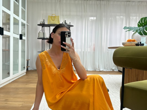 Το χρώμα που θα αντικαταστήσει το buttery yellow αυτό το καλοκαίρι είναι τολμηρό και σαγηνευτικό
