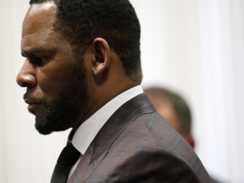Στο νοσοκομείο ο R. Kelly μετά από υπερβολική δόση φαρμάκων - Του τα έδωσε το προσωπικό ασφαλείας, κατέθεσε ο δικηγόρος του