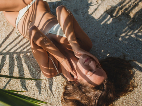 Summer hair guide: Πώς να διατηρήσεις τα μαλλιά σου απαλά και λαμπερά, αυτό το καλοκαίρι
