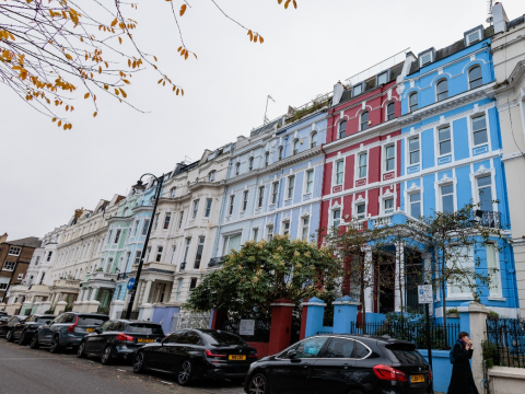 Κάτοικοι του Notting Hill βάφουν μαύρα τα χρωματιστά σπίτια τους για να διώξουν τους τουρίστες