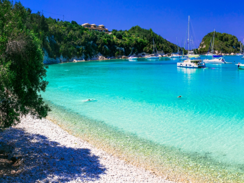 Τιρκουάζ νερά, μικρές αποστάσεις και νόστιμο φαγητό: Σε αυτά τα 2 ελληνικά νησιά θα κάνεις τις καλύτερες διακοπές