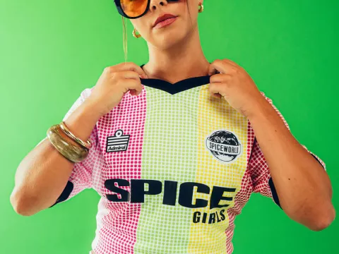 Spice Girls x Admiral: Η νέα ποδοσφαιρική φανέλα που υμνεί την athleisure αισθητική και την pop κουλτούρα των ΄90s