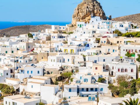 4 μη δημοφιλή νησιά των Κυκλάδων για γαλήνιες διακοπές με φόντο την “άγρια” ομορφιά τους