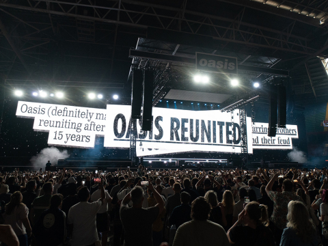 Oasis: Θριαμβευτική επανένωση στο Κάρντιφ μετά από 15 χρόνια
