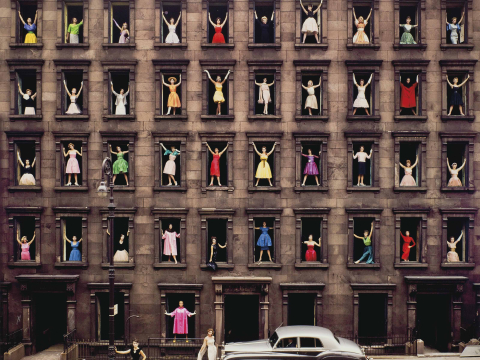 Όταν ο Ormond Gigli τράβηξε την πιο iconic φωτογραφία του - 43 γυναίκες με πολύχρωμα φορέματα στα παράθυρα μιας σειράς brownstones