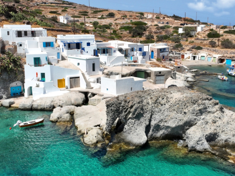Ξέχνα το Σαρακίνικο - 5 παραλίες των Κυκλάδων βγαλμένες από άλλο πλανήτη
