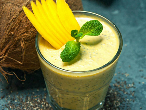 Αυτό το κρεμώδες smoothie με φράουλα, μάνγκο και σπόρους chia είναι πλούσιο σε φυτικές ίνες και αντιοξειδωτικά