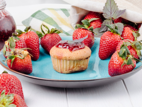 Αυτά τα muffins φράουλας με υψηλή περιεκτικότητα σε πρωτεΐνη είναι πεντανόστιμα