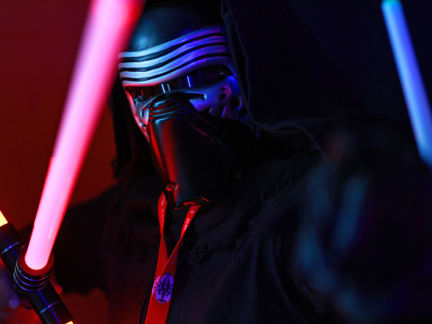 Star Wars: Σε δημοπρασία το φωτόσπαθο του Darth Vader