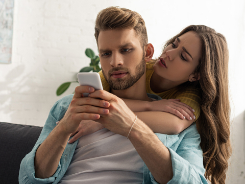 «Grim keeping»: Η νέα dating τάση που ενώνει τους ανθρώπους μέσα από… όσα μισούν