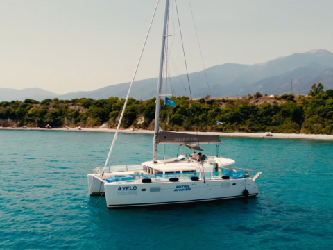 Ανακαλύψαμε το πιο exclusive καταμαράν πάρτι του καλοκαιριού. Και είναι άχαστο