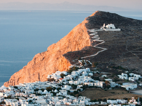 Από τη Μεγαλόχαρη της Τήνου μέχρι την Παναγία της Κοιμήσεως στη Φολέγανδρο - 5 εκκλησίες που δεσπόζουν στο Αιγαίο