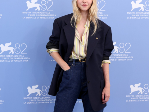 Η Αμάντα Σάιφρεντ με το ίδιο Versace σύνολο της Τζούλια Ρόμπερτς στο Φεστιβάλ Κινηματογράφου της Βενετίας– Ατυχής σύμπτωση ή μήπως όχι; 
