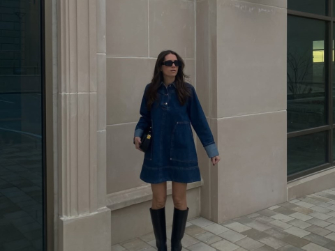 To denim φόρεμα από τα H&M που θα φορέσεις με μπότες και loafers– Ιδανικό για τις all day εμφανίσεις