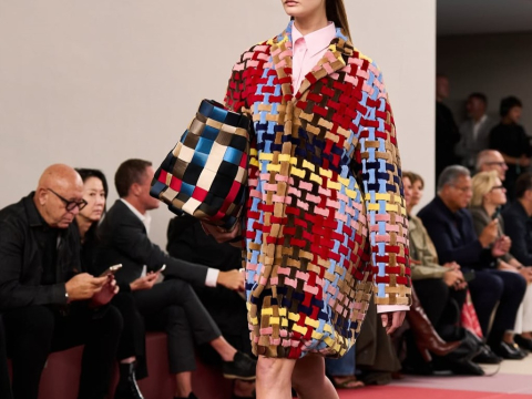 Ο οίκος Fendi έκανε «βουτιά» στο χρώμα -Οι νέες Peekaboo bags γεμάτες λάμψη, οι 3D λεπτομέρειες και τα παιχνιδιάρικα charms
