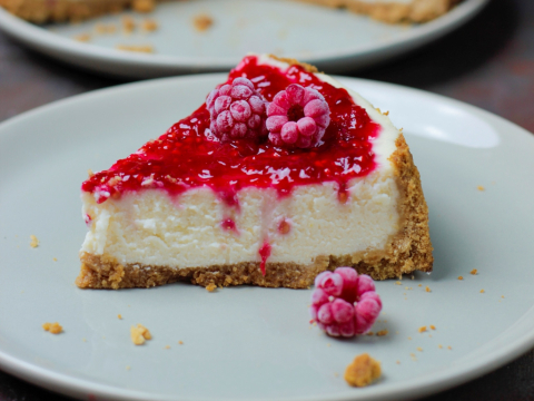 Αυτό το cheesecake με κακάο και βατόμουρα πρέπει οπωσδήποτε να το δοκιμάσεις