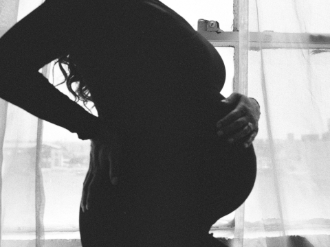Τι είναι η παροδική οστεοπόρωση κύησης, που εμφάνισε η Νεσχάν Μουλαζίμ; Ειδικός απαντά στις ερωτήσεις μας