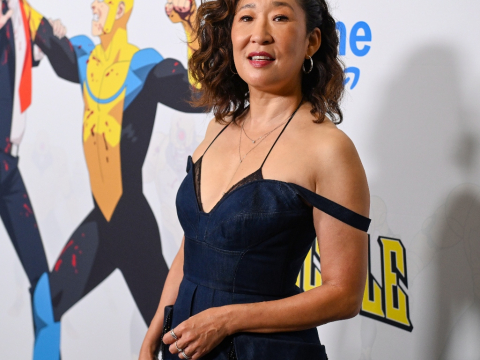 Sandra Oh: «Η λευκή πατριαρχία δεν έχει χτυπήσει ακόμα την πόρτα μου»