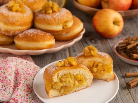 Bomboloni με καραμελωμένα μήλα: Τα ιταλικά donuts που θα λατρέψεις