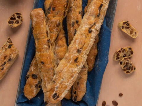 Αυτά τα γλυκά ψωμάκια με σταφίδες είναι το πιο αρωματικό σπιτικό σνακ