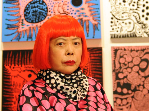 Μέσα στο σύμπαν της Yayoi Kusama, της πιο ριζοσπαστικής μορφής της avant-garde σκηνής