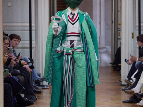 PFW: H ταξική πάλη της Miu Miu και η ποδιά σαν σύμβολο και το διαστημικό πνεύμα του Thom Browne