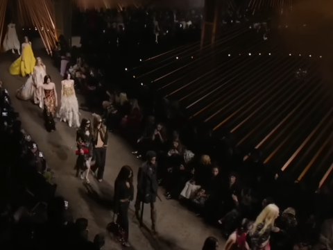 Alexander McQueen: Ο Sèan McGirr για τη δημιουργία της νέας του συλλογής ενδίδει στις πρωτόγονες σχεδιαστικές του παρορμήσεις