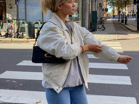 Η σουέτ τσάντα από τα Stradivarius με ντελικάτο σχεδιασμό και τέλειο χρώμα – Κοστίζει κάτω από 30 ευρώ