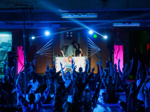 Techno Yoga: Όταν τα beats της techno συνυπάρχουν με το flow της yoga