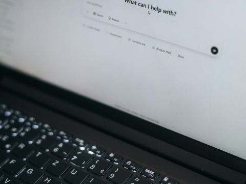 ChatGPT: Πάνω από 1 εκατ. χρήστες εκφράζουν κάθε εβδομάδα αυτοκτονικές τάσεις, σύμφωνα με στοιχεία της OpenAI