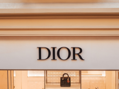 Dior: «Μπαίνει» στο e-commerce και καταγράφει «χρυσές» επιδόσεις στην Ελλάδα