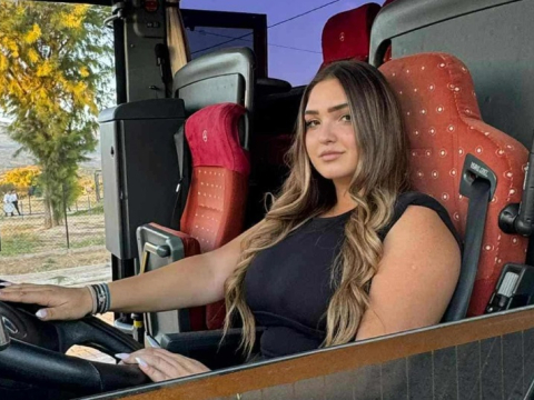 Η Παρασκευή είναι οδηγός λεωφορείου και σπάει τα στερεότυπα στους ελληνικούς δρόμους