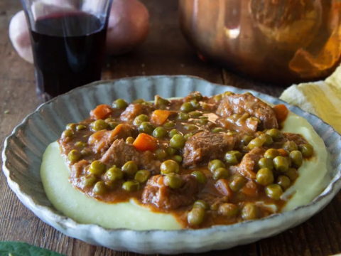 Μοσχαράκι με αρακά: Η συνταγή που μυρίζει… σπίτι