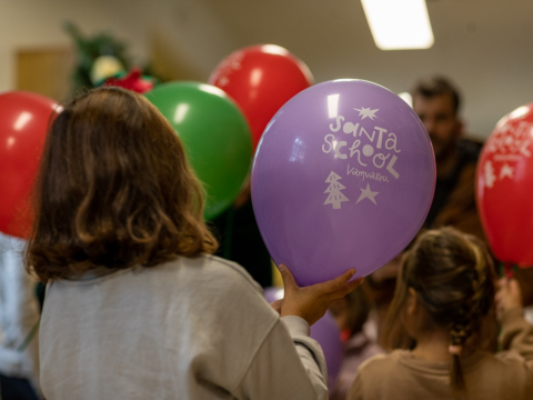  Το Vamvakou Santa School ζωντανεύει & τα Χριστούγεννα «ανάβουν» με τον Πάνο Μουζουράκη!