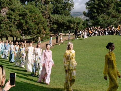 Glo up like a pro in fashion: Μαζί με τo glo στο Zoulias Fashion Show!