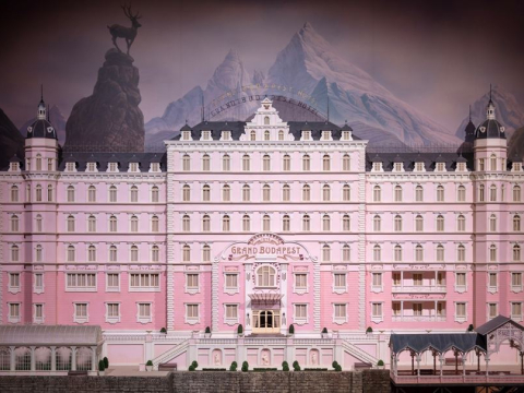 Wes Anderson The Archives: Οι παστέλ και απόλυτα συμμετρικοί κόσμοι του Γουές Άντερσον φανερώνονται μέσα από κοστούμια, μινιατούρες και χειρόγραφα