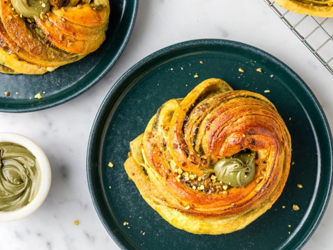 Αφράτα ρολάκια με πραλίνα φιστικιού