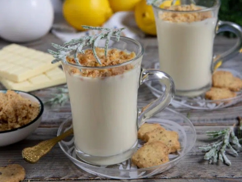 Λευκή σοκολάτα με crumble λεμονιού και δεντρολίβανου – Η απόλυτη χειμωνιάτικη συνταγή