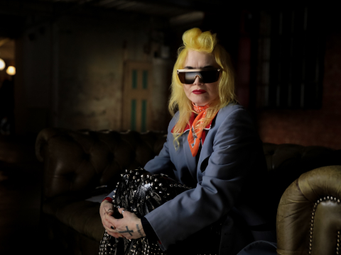 Ποια ήταν η Παμ Χογκ, η σχεδιάστρια με την πανκ – ροκ αισθητική που άλλαξε τα δεδομένα της μόδας