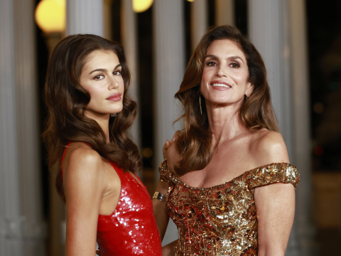 Η Σίντι Κρόφορντ και η κόρη της, Καία Γκέρμπερ, με λαμπερά Gucci φορέματα στο LACMA Art + Film Gala 