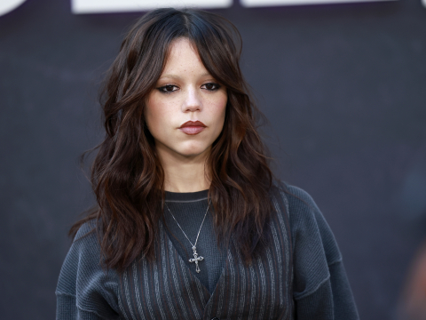 Η Τζένα Ορτέγκα έκανε το πιο cool φθινοπωρινό layer με το item που έγινε viral το καλοκαίρι – Πώς να αντιγράψεις το look της