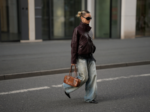 Style inspo: Βρήκαμε τα πιο στιλάτα δερμάτινα bomber jackets της αγοράς και ξέρουμε πώς θα τα φορέσεις σαν fashion expert