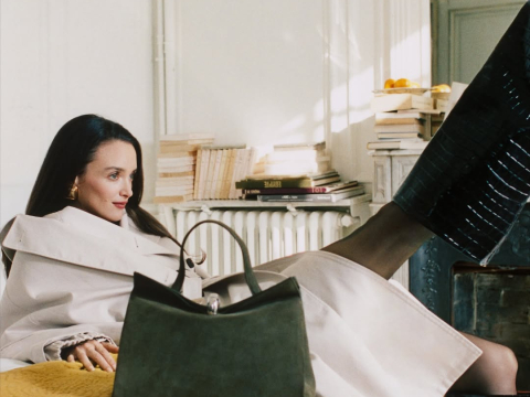 Mε πρωταγωνίστρια τη Σαρλότ Λε Μπον, ο Jacquemus παρουσιάζει τη τσάντα «Le Valérie», εμπνευσμένη από τη μητέρα του